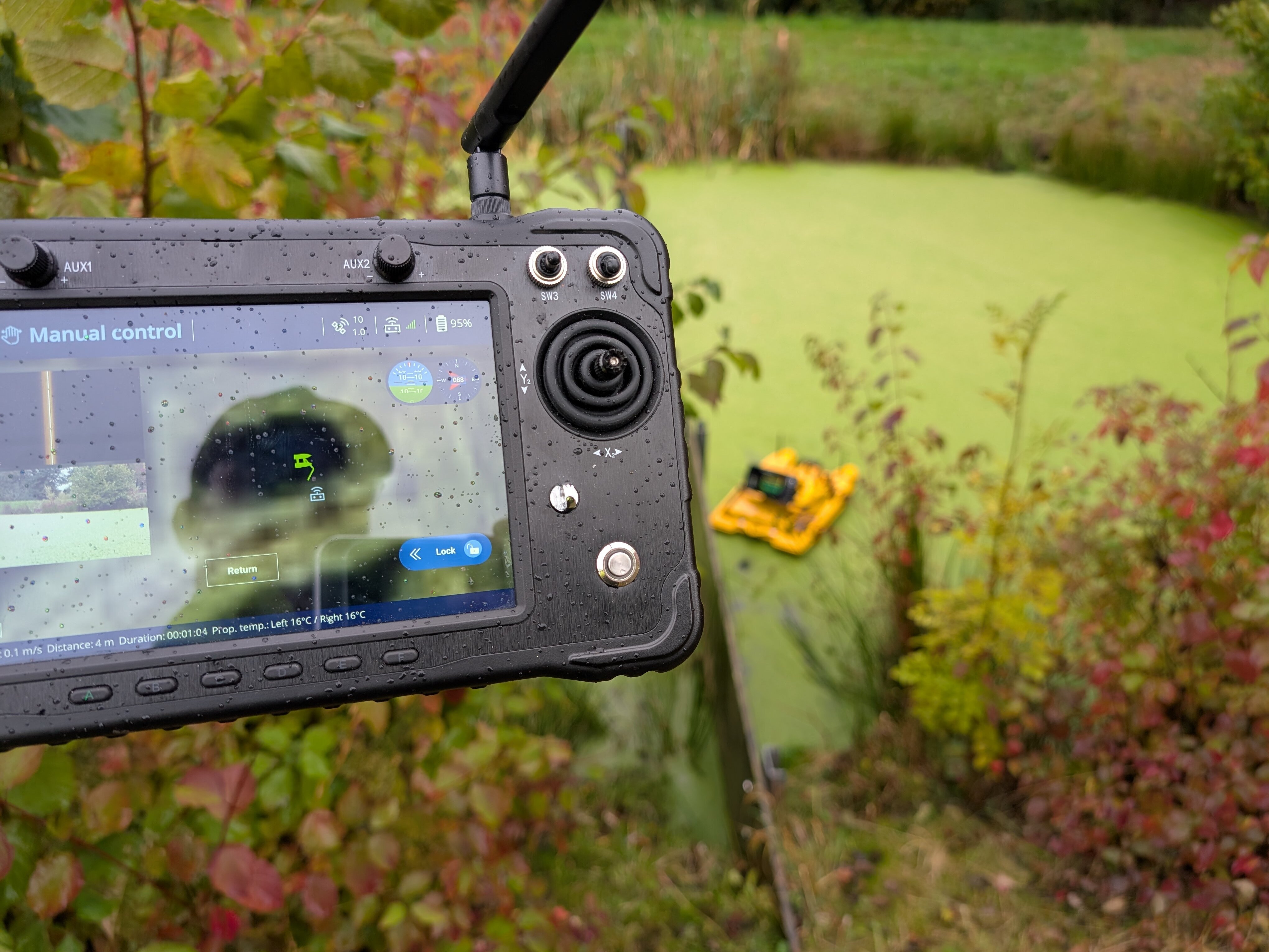 CC Aquascan USV mit Bedienpad auf vermoostem See